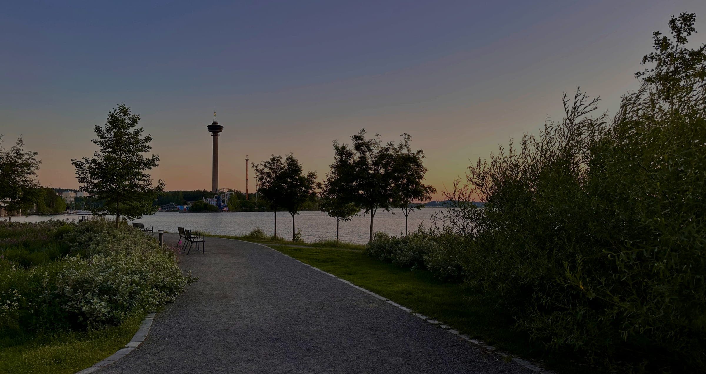 A path by Lake Näsijärvi with Näsinneula in the distance